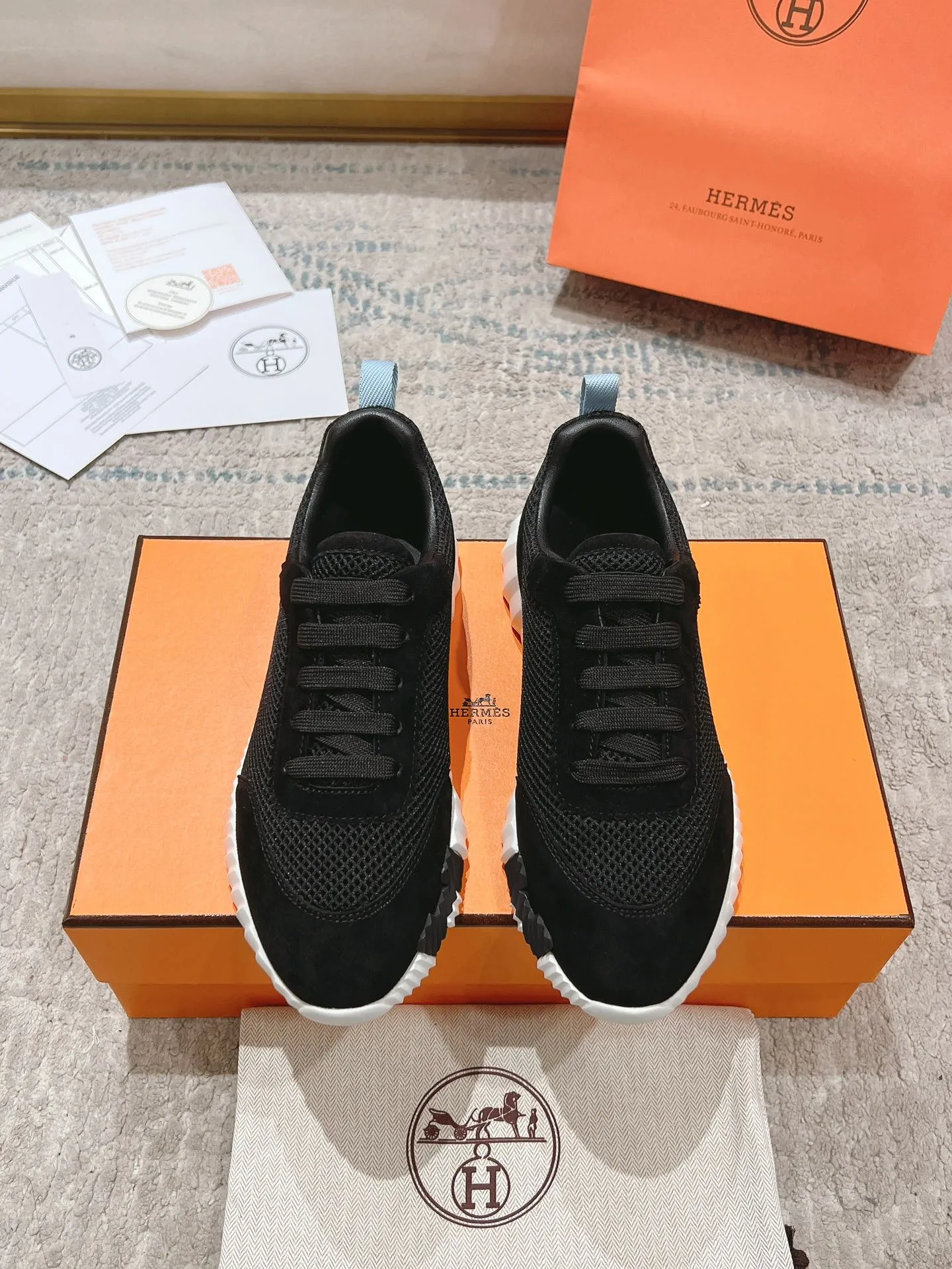 👟👟Ex-factory price 640👟👟 ‼ ️Top version 2024ss Hermès/Hermès new arrival in early autumn, casual shoes for couples👟Color-blocking design MM style, advanced fashion, simple and advanced, casual matching, very light and comfortable on the feet 🔘Upper: suede/cowhide 🔘Inner: sheepskin 🔘Outsole: original PU foam molding outsole 🔘Number of sizes: Women’s size 35-42 (40.41.42, custom made, non-refundable) Men’s size 39-46 (45.46, custom made, non-refundable) 🎁Original exquisite packaging